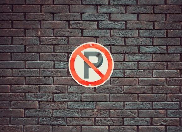 Od 1. októbra platí zákaz parkovania na chodníkoch